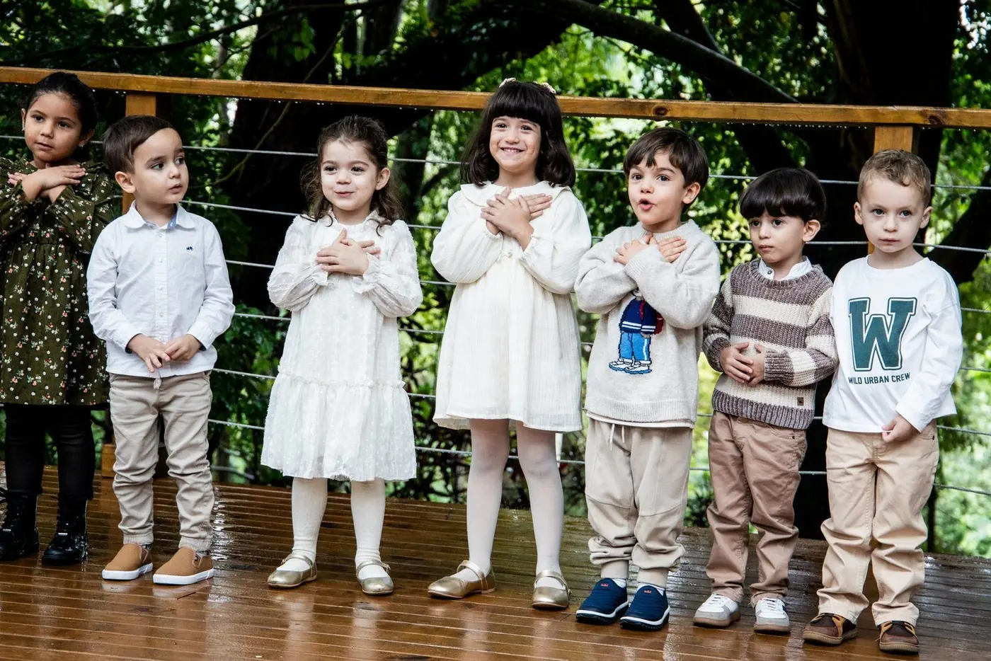 Turma de alunos em apresentação