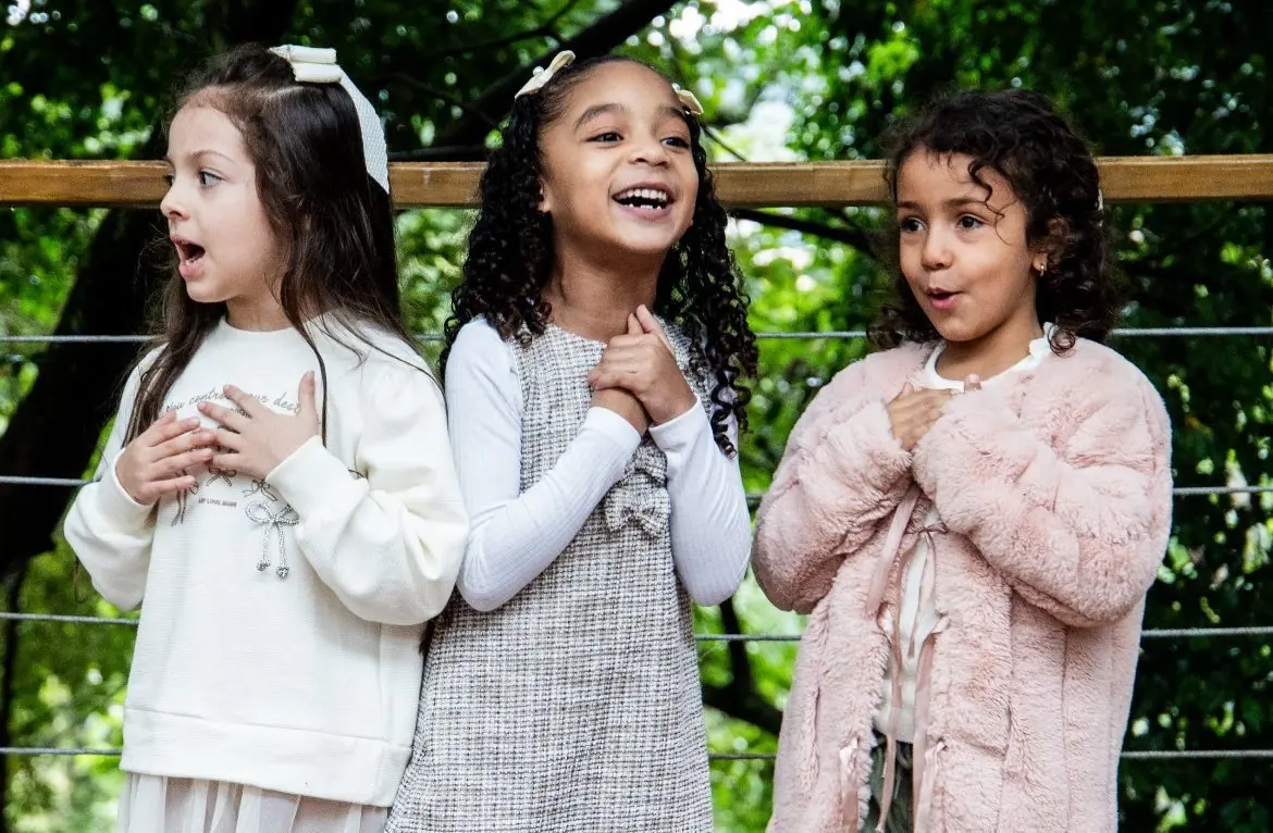 Alunas cantando em apresentação