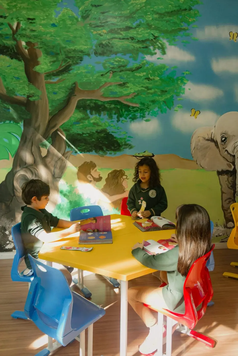 Crianças da Educação Infantil em atividade com a professora